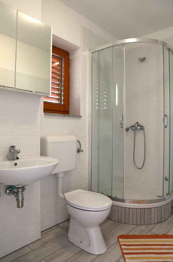 Apartment Laura Pinezići