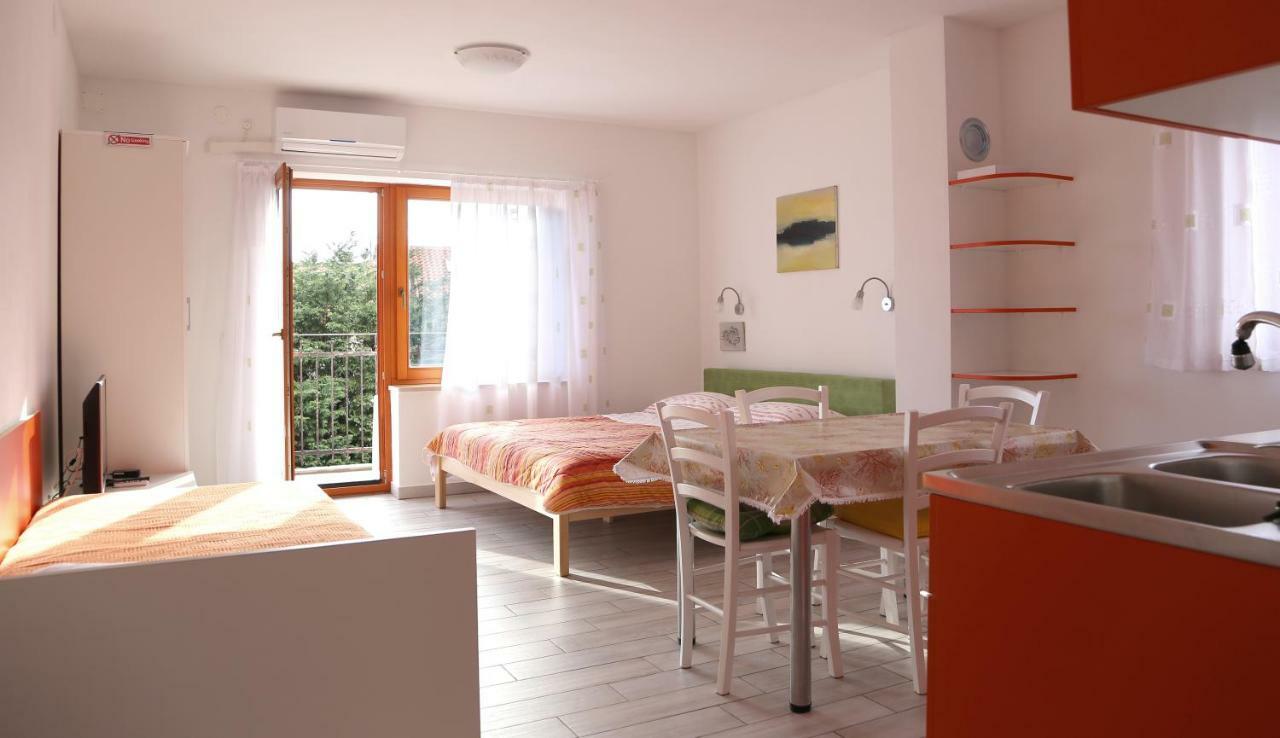 Laura Apartament Pinezići
